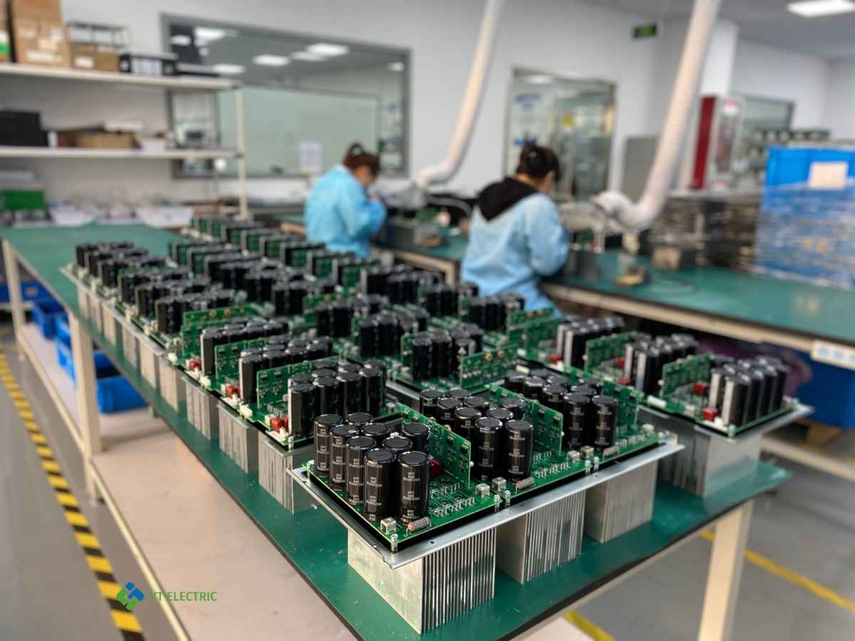¿Compensación centralizada o distribuida? Cómo ubicar AHF y SVG en instalaciones con múltiples transformadores