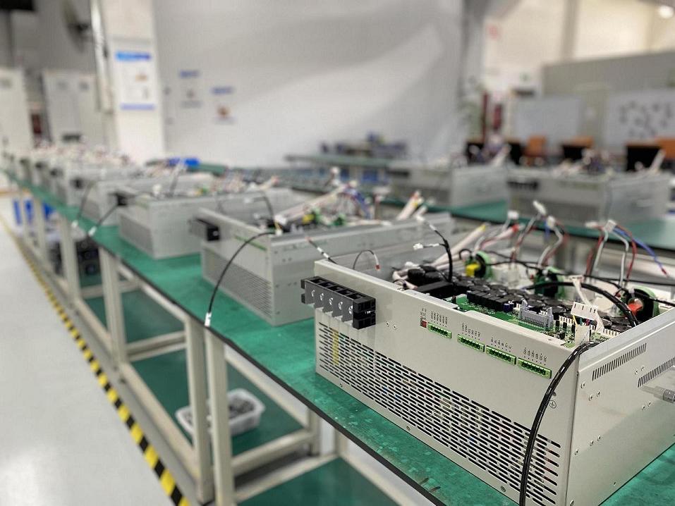 La gestión de la calidad de la energía en sistemas de almacenamiento fotovoltaico es, en última instancia, una sinfonía entre la electrónica de potencia y la resiliencia de la red, con SVG como su director.